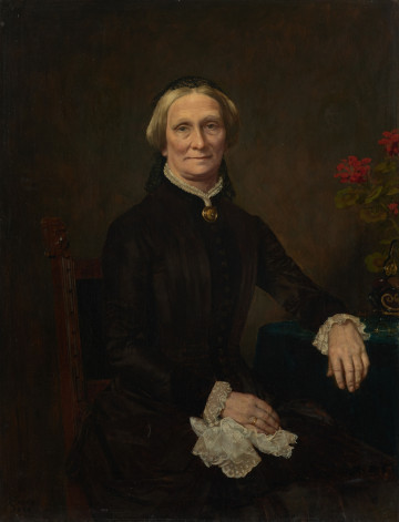 Obraz - Ujęcie z przodu; Obraz przedstawia starszą kobietę siedząca na krześle. Ubrana w ciemnofioletową suknię wykończoną krezą, pod szyją broszka, białe mankiety.