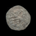 skarb monet - Ujęcie drugiej monety ze skarbu. Skarb 2588 monet, głównie denarów pomorskich, ukryty w naczyniu glinianym po 1405-1410 roku.