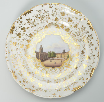 porcelanowy talerz z falistą krawędzią - Ujęcie z przodu. Porcelanowy talerz z falistą krawędzią.
