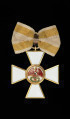 Order Czerwonego Orła III klasy - Ujęcie awersu. Krzyż maltański o ramionach pokrytych białą emalią ze złotą obwódkach po brzegach. Na awersie w środkowym medalionie na białej emalii czerwony orzeł z wieńcem laurowym w szponach.