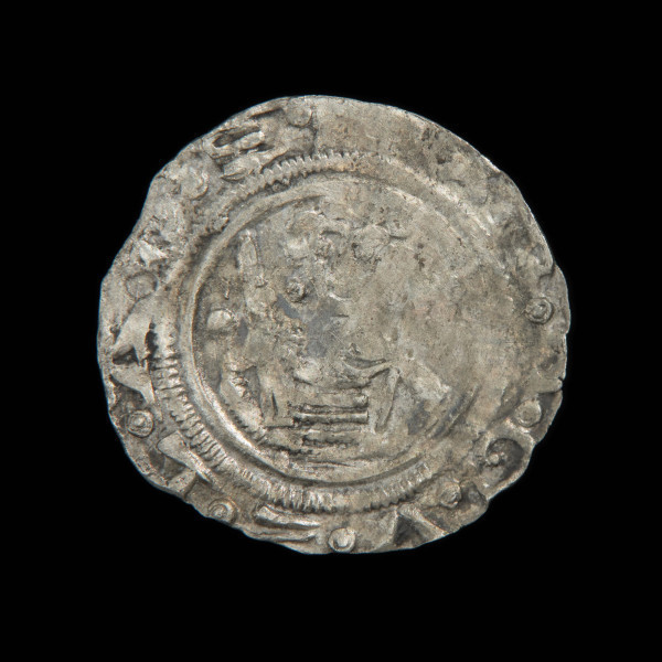 moneta; skarb monet - Ujęcie awersu piątej monety ze skarbu monet z XII w.