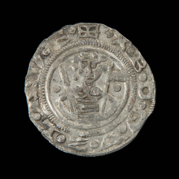 moneta; skarb monet - Ujęcie awersu dziewiątej monety ze skarbu z XII w.