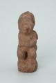 Ujęcie z przodu. Rzeźbione w brunatno-różowym kamieniu dwie połączone ze sobą postaci ludzkie w pozycji stojącej. Wyrzeźbiono je tyłem do siebie. Stykają się tyłem głowy oraz pośladkami. Widoczne rysy i mikropęknięcia.