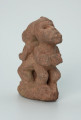 Ujęcie z tyłu z lewej. Rzeźbione w brunatno-różowym kamieniu dwie połączone ze sobą postaci ludzkie w pozycji stojącej. Wyrzeźbiono je tyłem do siebie. Stykają się tyłem głowy oraz pośladkami. Widoczne rysy i mikropęknięcia.