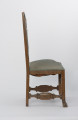 krzesło - Ujęcie z prawej strony. Krzesło z wysokim oparciem o snycerowanych ramach w stylu neorenesansowym