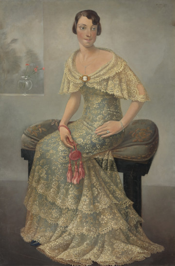 portret kobiecy - ujęcie z przodu; Obraz przedstawia portret kobiety w całej postaci, siedzącej na wyściełanym taborecie. Głowa i kolana zwrócone w lewo, lewa ręka oparta o biodro, w prawej, opuszczonej, sznur z pieczęcią. Twarz pociągła z rumieńcami, włosy ciemne, krótkie. Suknia długa, głęboko dekoltowana, koronkowa, z pelerynką spiętą broszą. W lewym, górnym narożniku obrazu otwór okienny, w nim zarysy drzew. Na parapecie szklany, kulisty wazonik z trzema różowymi goździkami. Koloryt obrazu srebrzysty: suknia biaława, ściana i podłoga szara.