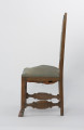 krzesło - Ujęcie na prawy bok. Krzesło z wysokim oparciem o snycerowanych ramach w stylu neorenesansowym