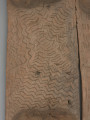 drewniane drzwiczki do spichlerza - Ujęcie z przodu, zbliżenie na dolna część. Dwuczęściowe drewniane drzwiczki do spichlerza.