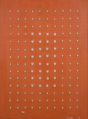 malarstwo; obraz; Układ 2 - Ujęcie z przodu. Kompozycja pionowa. Rdzawopomarańczowa płaszczyzna, z siatką kwadratowych pól (12 poziomo, 15 pionowo) wyznaczoną przez cienką wypukłą linię. W środku każdego kwadratu, oprócz rzędów zewnętrznych przy krawędziach obrazu, umieszczono biały, okrągły element z tworzywa sztucznego. W części centralnej obrazu 32 kwadraty z krążkami większymi i dodatkowo wklęsłymi tworzą prostokątny obszar. Pozostałe krążki mają płaską powierzchnię. Przy dolnej krawędzi z lewej strony, pod czwartym kwadratem, dwa białe punkty obok siebie zaburzają asymetrycznym układem regularną strukturę całości.