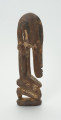 drewniana, rzeźbiona figura - Ujęcie z boku. Drewniana, rzeźbiona postać mężczyzny.
