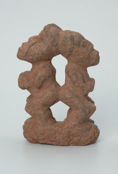 Ujęcie z boku z prawej. Rzeźbione w brunatno-różowym kamieniu dwie połączone ze sobą postaci ludzkie w pozycji stojącej. Wyrzeźbiono je tyłem do siebie. Stykają się tyłem głowy oraz pośladkami. Widoczne rysy i mikropęknięcia.