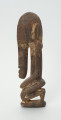 drewniana, rzeźbiona figura - Ujęcie z przodu. Drewniana, rzeźbiona postać mężczyzny.