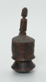 drewninany pojemnik na tytoń z pokrywką - Ujęcie z tyłu. Drewniany pojemnik na tytoń z pokrywą, na której znajduje się rzeźbiona, siedząca postać.