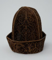 czapka, nakrycie głow , ubiór - Ujęcie z boku po obróceniu o 225 stopni. Kołpak z otokiem, aksamitny, zdobiony haftowanym wzorem roślinno-geometrycznym.