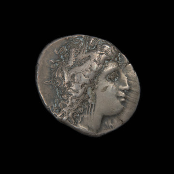 moneta; didrachma - Ujęcie awersu. Moneta z wizerunkiem głowy Demeter na awersie i kłosem zboża na rewersie.