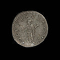 moneta; antoninian - Ujęcie rewersu. Moneta z wizerunkiem cesarza w koronie promienistej na awersie i stojącą Fides z vexillum i sztandarem na rewersie.