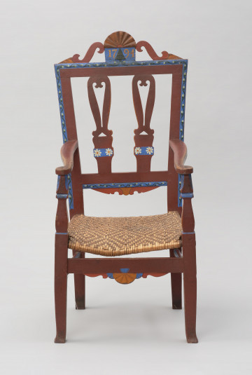 mebel - Ujęcie z przodu. Fotel z wyplatany siedziskiem, zdobiony motywem wachlarza.