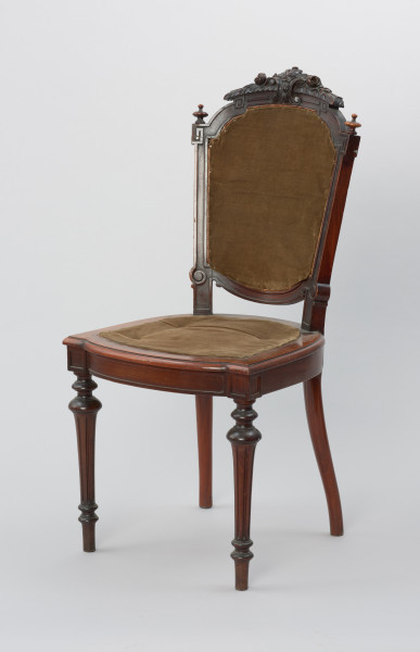 krzesło - Ujęcie z przodu, z prawej strony. Tapicerowane krzesło płasko wyściełanym siedziskiem i plecionym oparciem