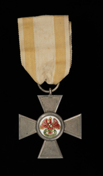Order Czerwonego Orła IV klasy - Ujęcie awersu. Krzyż maltański. Na awersie w środkowym medalionie, na białej emalii czerwony orzeł z wieńcem laurowym w szponach.