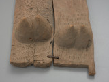 drewniane drzwiczki do spichlerza - Ujęcie z przodu, pionowe na dolną część. Dwuczęściowe drewniane drzwiczki do spichlerza.