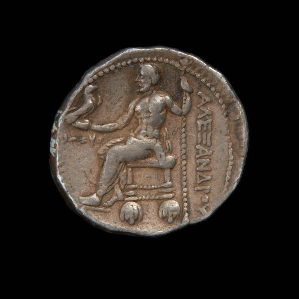 moneta; tetradrachma - Ujęcie rewersu. Moneta z wizerunkiem głowy Heraklesa na awersie i Zeusa siedzącego na tronie na rewersie.