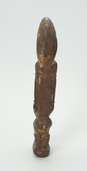 drewniana, rzeźbiona figura - Ujęcie z tyłu. Drewniana, rzeźbiona postać mężczyzny.