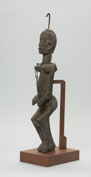 rzeźba - Ujęcie z przodu z lewej strony. Rzeźbiona figura kobiety.
