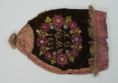 torebka - Ujęcie z tyłu; Torebka w kształcie mieszka, haft o motywach roslinnych po obu stronach, data, monogram, zwieńczona pomponem.