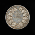 medal nagrodowy - Ujęcie rewersu. Na rewersie w polu napis. Po nim grawerunek: 4. Juli 1888. Wzdłuż rantu sygnatura.