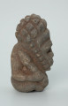 rzeźba; przedmiot obrzędowy; Figura kultu zmarłych - Ujęcie prawy bok. Rzeźbiona w szarobeżowym steatycie siedząca postać ludzka o cechach męskich, w prawej dłoni trzymajaca przedmiot przypominający grot, a w lewej pióro lub liść.
