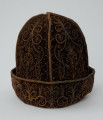 czapka, nakrycie głow , ubiór - Ujęcie z boku po obróceniu o 270 stopni. Kołpak z otokiem, aksamitny, zdobiony haftowanym wzorem roślinno-geometrycznym.
