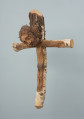 rzeźba - Ujęcie przodu skosem w lewą stronę . Rzeźba - postać Chrystusa Ukrzyżowanego wpasowana w konar brzozowy, nienaturalnie duża głowa.