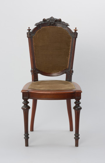 krzesło - Ujęcie z przodu. Tapicerowane krzesło płasko wyściełanym siedziskiem i plecionym oparciem