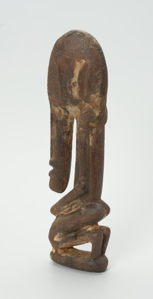 drewniana, rzeźbiona figura - Ujęcie z przodu, z prawej strony. Drewniana, rzeźbiona postać mężczyzny.