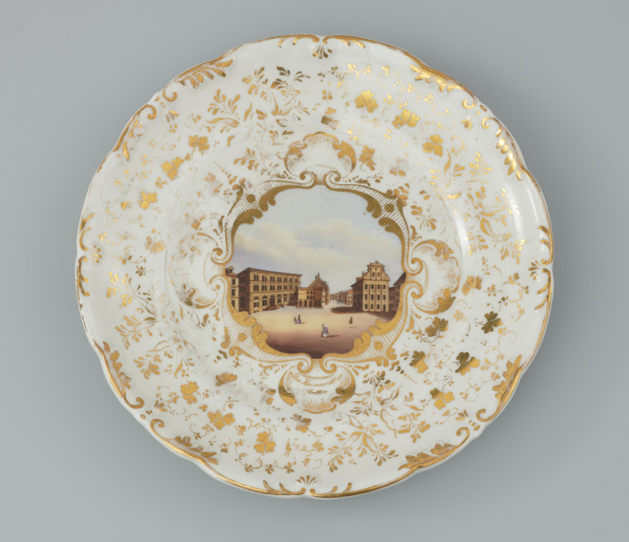 porcelanowy talerz z falistą krawędzią - Ujęcie z góry całego talerza. Porcelanowy talerz z falistą krawędzią.