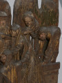 sztuka sakralna, płaskorzeźba, kwatera ołtarza - detal; fragment płaskorzeźby przedstawiający scenę złożenia ciała Chrystusa do grobu. Kwatera prawego skrzydła późnogotyckiego ołtarza pasyjnego z Wkryujścia (Ueckermünde).