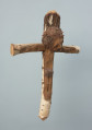 rzeźba - Ujęcie przodu skosem w prawą stronę . Rzeźba - postać Chrystusa Ukrzyżowanego wpasowana w konar brzozowy, nienaturalnie duża głowa.