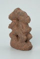 Ujęcie z przodu z prawej. Rzeźbione w brunatno-różowym kamieniu dwie połączone ze sobą postaci ludzkie w pozycji stojącej. Wyrzeźbiono je tyłem do siebie. Stykają się tyłem głowy oraz pośladkami. Widoczne rysy i mikropęknięcia.