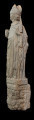 Biskup Otto z Bambergu - Ujęcie z przodu skosem do prawej strony; Rzeźba wykonana jest w jednym bloku piaskowca. Przedstawia pełnoplastycznie opracowaną postać w stroju biskupa stojącego na płaskorzeźbionej przyściennej konsoli. Biskup na głowie nosi niską mitrę. Narzucony na ramiona płaszcz spięty jest czterolistną zapinką dekorowaną przedstawieniem gryfa. W zgiętych w łokciu rękach trzyma: w prawej panniselus, w lewej księgę lub fragment budowli (kształt o nieczytelnej formie). Powierzchnia szat w górnej partii rzeźby gładka, poniżej rąk, modelowana światłocieniowo równoległymi rurkowatymi fałdami. Przednia część konsoli zdobiona przedstawieniem siedzącej pary, której towarzyszą – ukazane na ściankach bocznych - postaci niewiasty i mężczyzny. Poniżej pary herb z motywem gryfa, na bokach konsoli liście winnej latorośli. Od dołu konsola zawiera przedstawienie głowy Lewiatana o otwartej paszczy. Stan dobry. Liczne obtłuczenia kamienia zwłaszcza w partii twarzy biskupa.