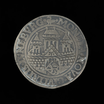 talar - Ujęcie awersu. Na awersie monety trójwieżowa brama z hiszpańską tarczą herbową w przejściu, napis w otoku i znak mincerski.