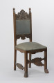krzesło - Ujęcie z przodu skosem w prawą stronę. Krzesło z wysokim oparciem o snycerowanych ramach w stylu neorenesansowym