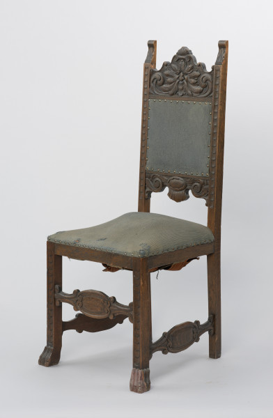 krzesło - Ujęcie z przodu z prawej strony. Krzesło z wysokim oparciem o snycerowanych ramach w stylu neorenesansowym