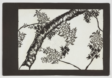 szablon farbiarski katagami; wycinanka; dekoracja - Ujęcie z przodu. Duży, zabarwiony na ciemnobrązowo, prostokątny szablon farbiarski typu jishiro w układzie pionowym, przedstawiający motyw gałęzi kwitnącej japońskiej wiśni.