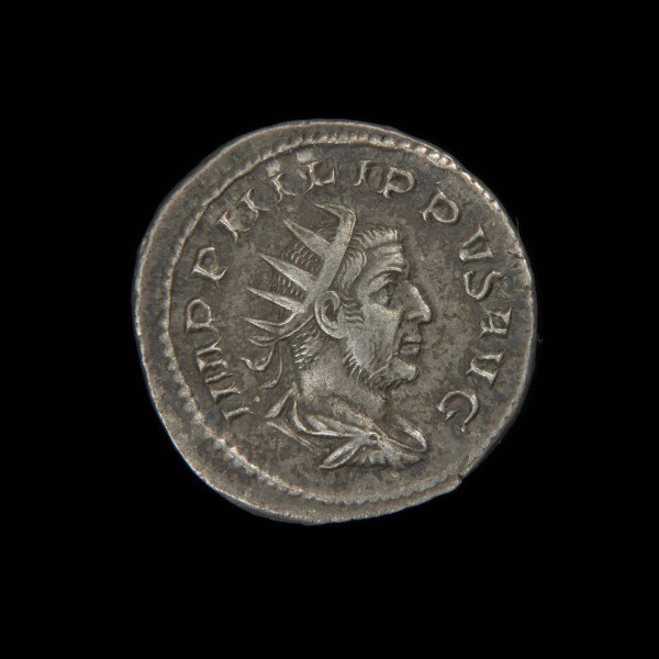 moneta; antoninian - Ujęcie awersu. Moneta z wizerunkiem cesarza w koronie promienistej na awersie i stojącą Fides z vexillum i sztandarem na rewersie.