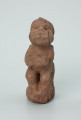Ujęcie z tyłu. Rzeźbione w brunatno-różowym kamieniu dwie połączone ze sobą postaci ludzkie w pozycji stojącej. Wyrzeźbiono je tyłem do siebie. Stykają się tyłem głowy oraz pośladkami. Widoczne rysy i mikropęknięcia.
