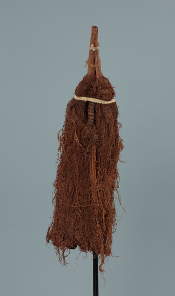 maska - Ujęcie z przodu. Maska wykonana z łyka drzewa, do której przymocowany jest bawełniany sznurek.
