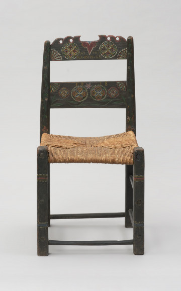 MNS/E/398 - Ujęcie z przodu. Krzesło z plecionym siedziskiem zdobione ornamentem roślinno-geometrycznym.