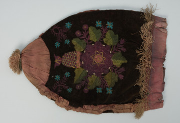 torebka - Ujęcie z przodu; Torebka w kształcie mieszka, haft o motywach roslinnych po obu stronach, data, monogram, zwieńczona pomponem.