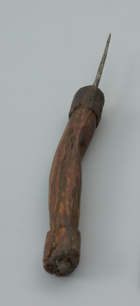 narzędzie kolne, szydło - Ujęcie z przodu w pionie. Szydło żelazne w drewnianej oprawce.