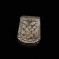 Szlufka do pendentu księcia Kazimierza VI/IX (1557-1605) - Ujęcie detalu z tyłu. Prostokątna szlufka wykonana z gładkiej, srebrnej taśmy, z ozdobnie opracowaną częścią przednią w formie tralki, pokrytą grawerowaną i niellowaną dekoracją.